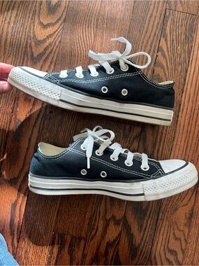 Converse Low-Top Sneakers Women’s size 6/ men’s size 4